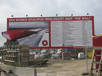 901188 Afbeelding van het bouwbord voor winkelcentrum The Wall langs de A2, aan de Hertogswetering in de wijk Leidsche ...